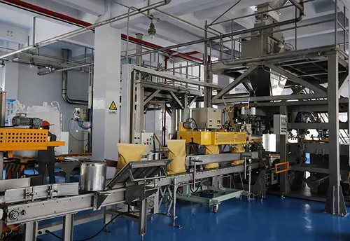 Deterjan ve temizlik ürünleri hattında kullanılan Otomatik torbalama makinası 