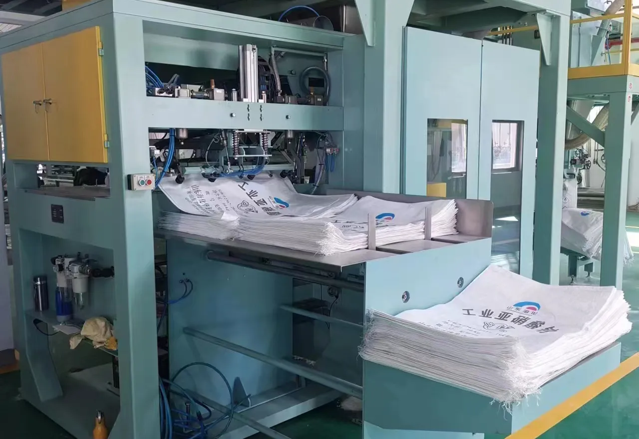 Otomatik açık ağızlı torbalama makinası (2 yığın torba besleme makinası) + soda külü için otomatik torba paletleme makinası